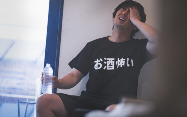 お酒を飲み過ぎて知人の車内、タクシー車内でゲロ嘔吐。クリーニングで保険を使える？